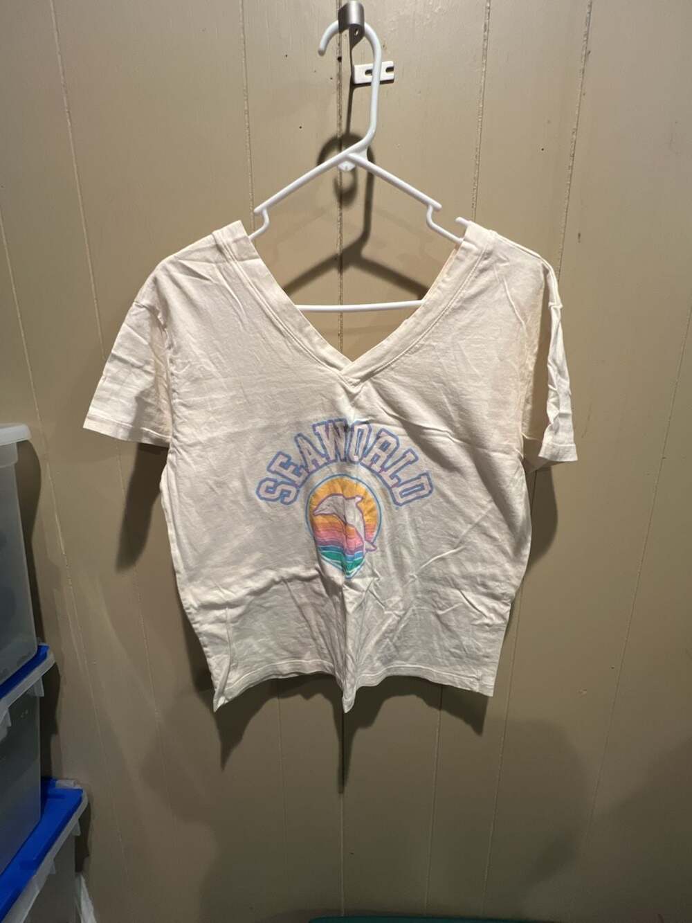 SeaWorld Retro Sunset Dolphin Graphic V-Neck T-Shirt Cream Size Medium